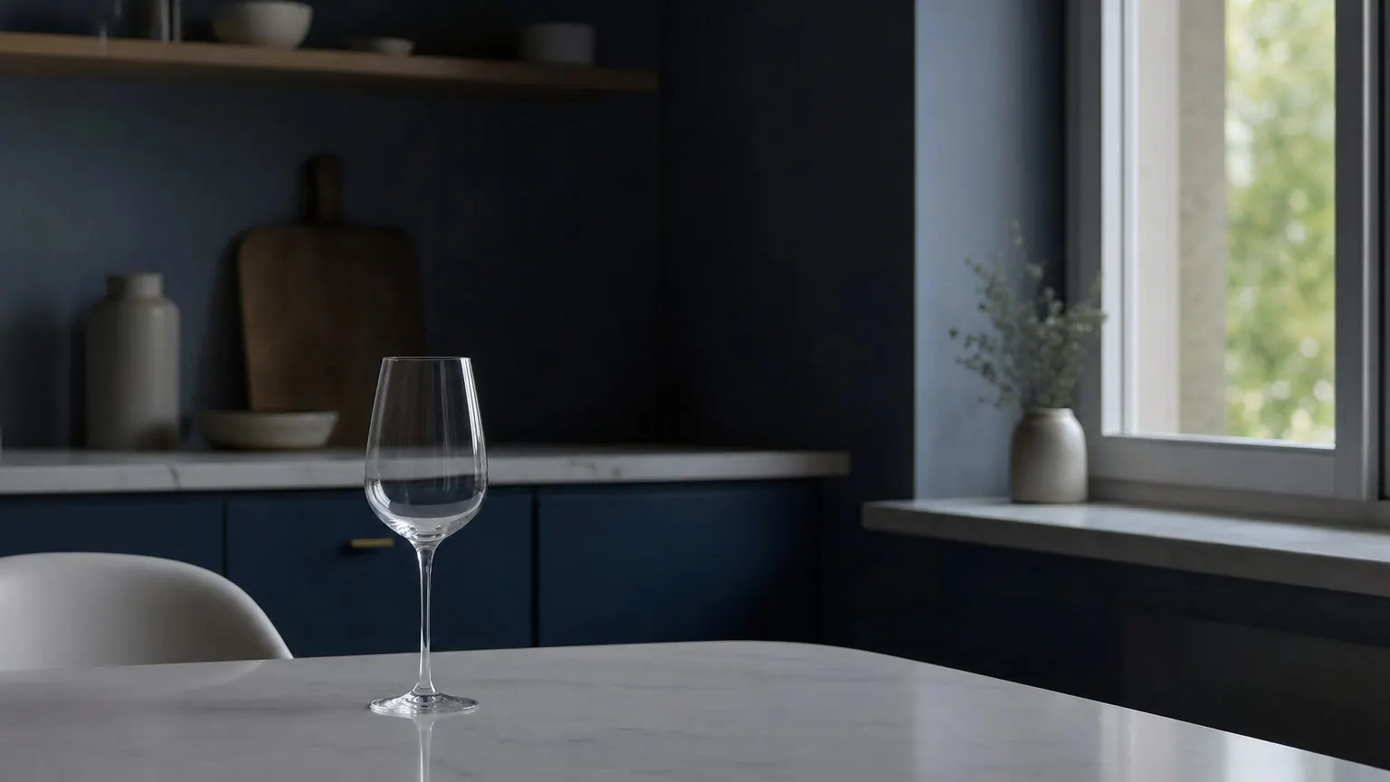 Verre de vin vide posé sur une table de cuisine calme, illustration sobre sur l'hypnose et l'arrêt de l'alcool