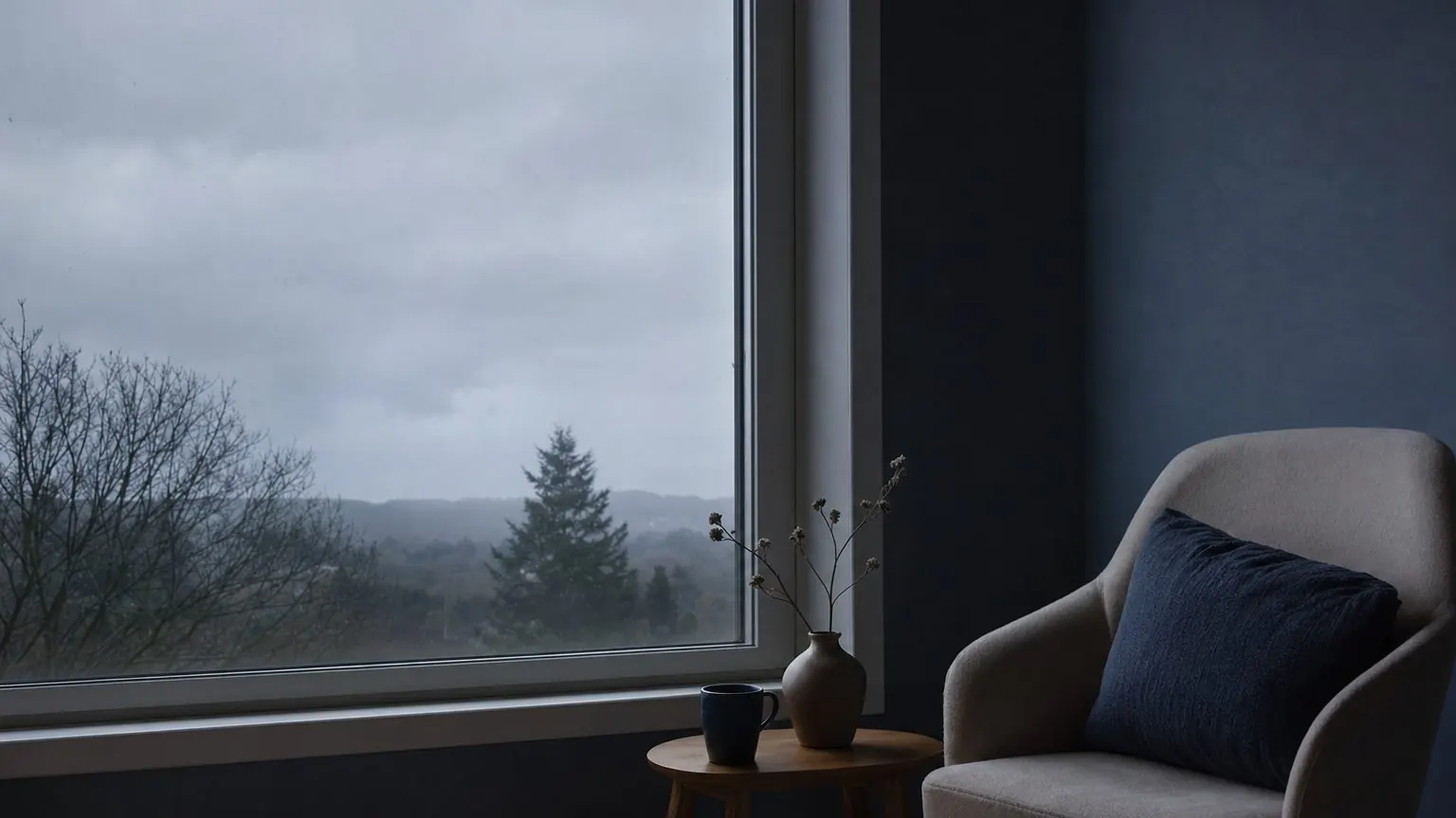 Ciel gris vu depuis la fenêtre d'une pièce calme, illustration sobre sur l'hypnothérapie et la dépression